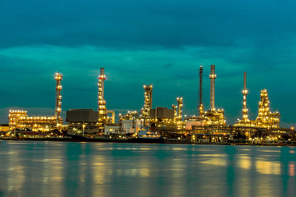 pétrole raffinerie de pétrole de nuit - hidalgo photos et images de collection