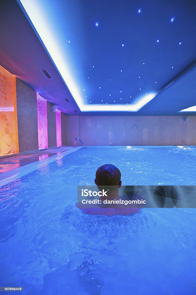 블루 톤의 실내 수영장 - 로열티 프리 고급 호텔 스톡 사진