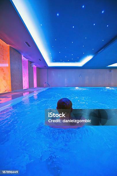 Foto de Em Tons Azul Piscina Coberta e mais fotos de stock de Adulto - Adulto, Ao Lado de Piscina, Azul