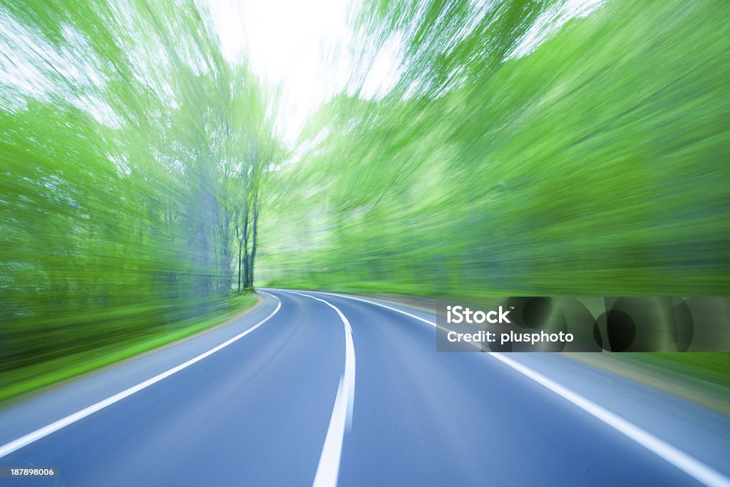 Straße mit motion blur auf green forest - Lizenzfrei Aktivitäten und Sport Stock-Foto