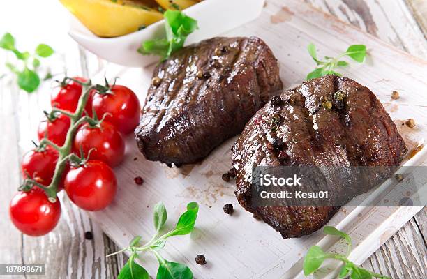 Photo libre de droit de Délicieux Steaks De Bœuf banque d'images et plus d'images libres de droit de Aliment - Aliment, Aliment préparé en filet, Aliments et boissons