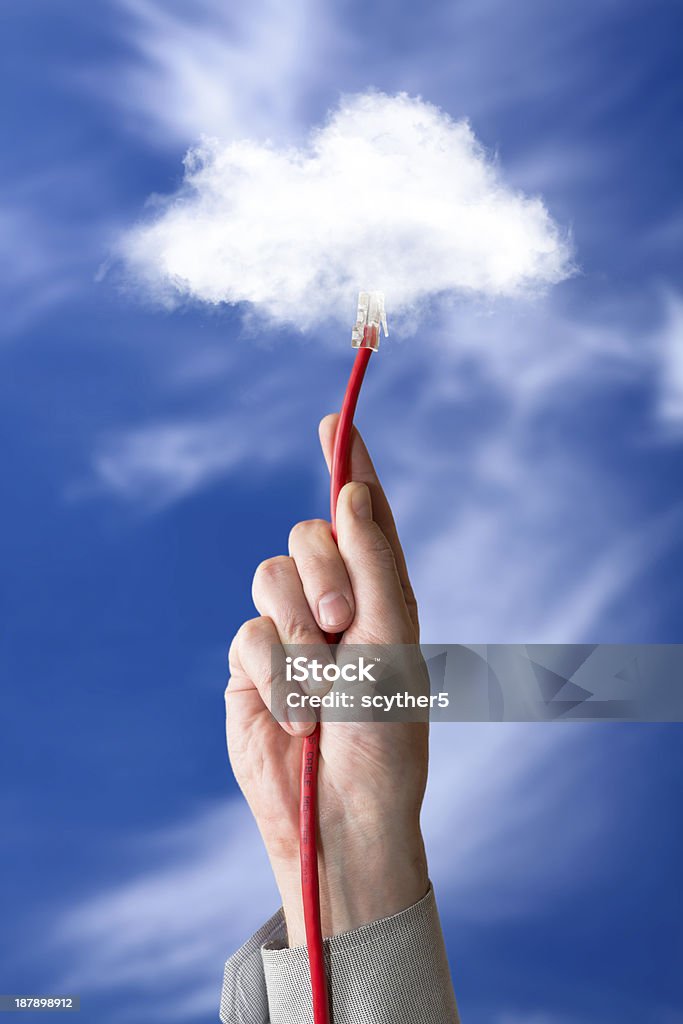 Cloud computing Podłączanie kabla ethernet. - Zbiór zdjęć royalty-free (Badania)