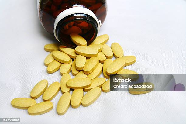 Comprimido - Fotografias de stock e mais imagens de Alimentação Saudável - Alimentação Saudável, Amarelo, Bem-estar