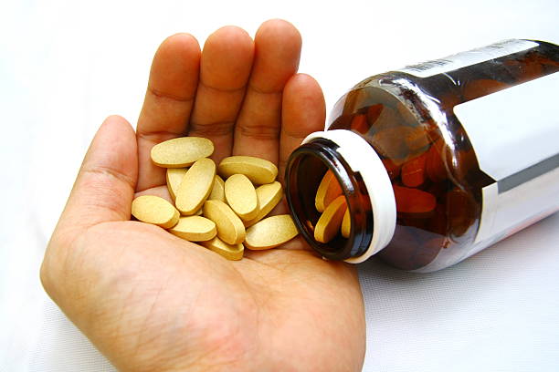 istock hand and drug 187899527