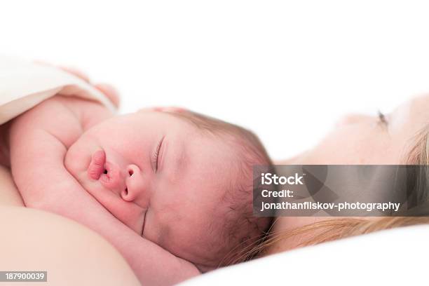 Bebé Dormir Foto de stock y más banco de imágenes de Adulto - Adulto, Amor - Sentimiento, Bebé