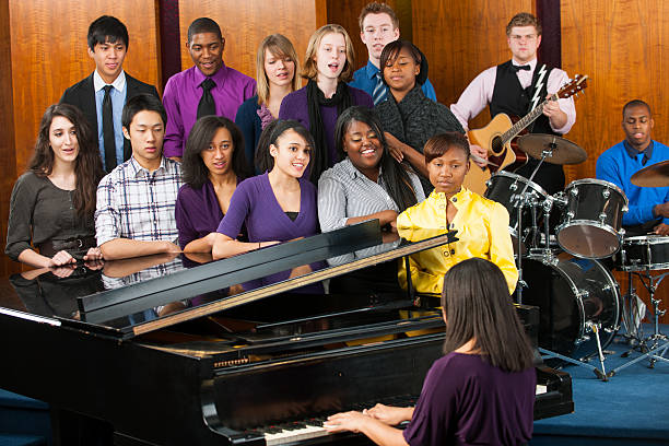 Young adults church choir A young adults church choir multiple churches stock pictures, royalty-free photos & images