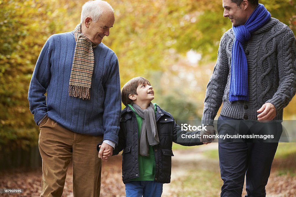 Mâle Multl génération famille marchant le long chemin de l'automne - Photo de 6-7 ans libre de droits