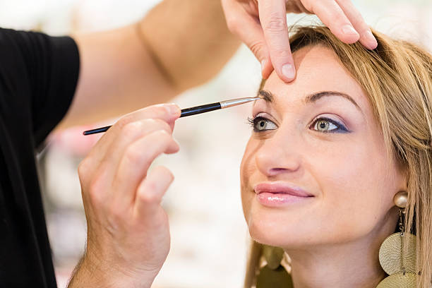 maquiagem - make up makeup artist make up brush applying - fotografias e filmes do acervo