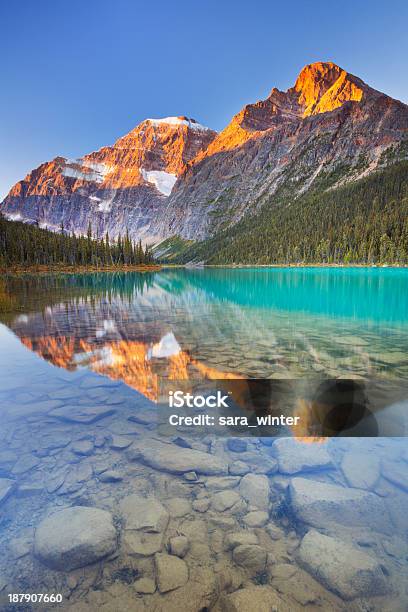 Berg Edith Cavell Und See Jasper Np Kanada Bei Sonnenaufgang Stockfoto und mehr Bilder von Alpenglühen