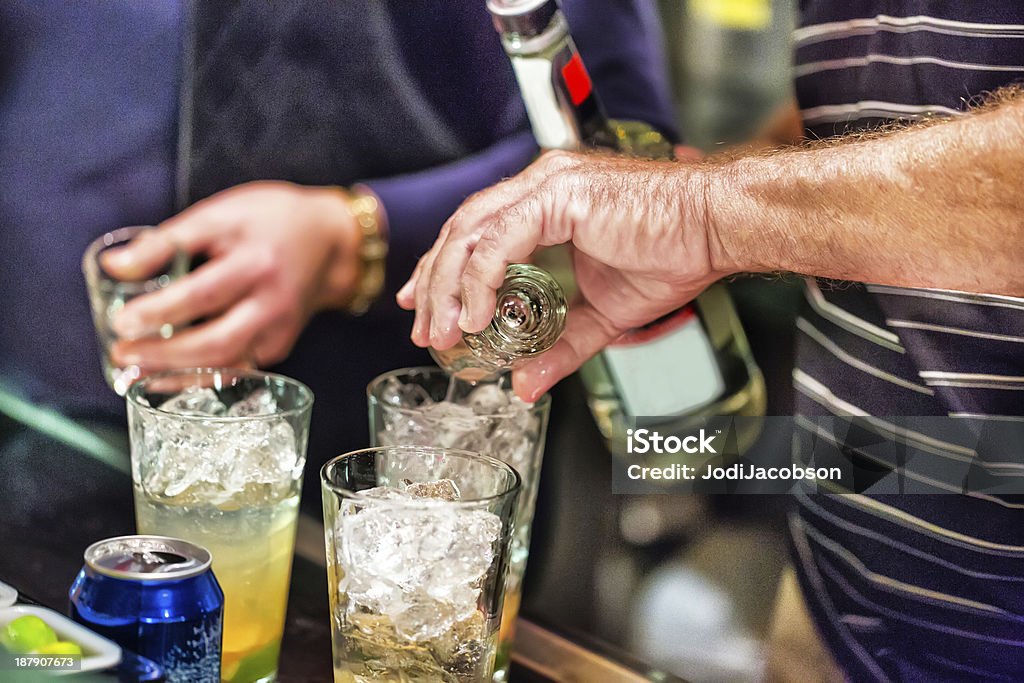 Verter bebidas para um feriado Festa de véspera de Ano Novo - Royalty-free Bar - Local de entretenimento Foto de stock