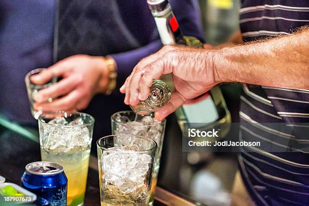 Verter Bebidas Para Um Feriado Festa De Véspera De Ano Novo - Fotografias de stock e mais imagens de Bar - Local de entretenimento