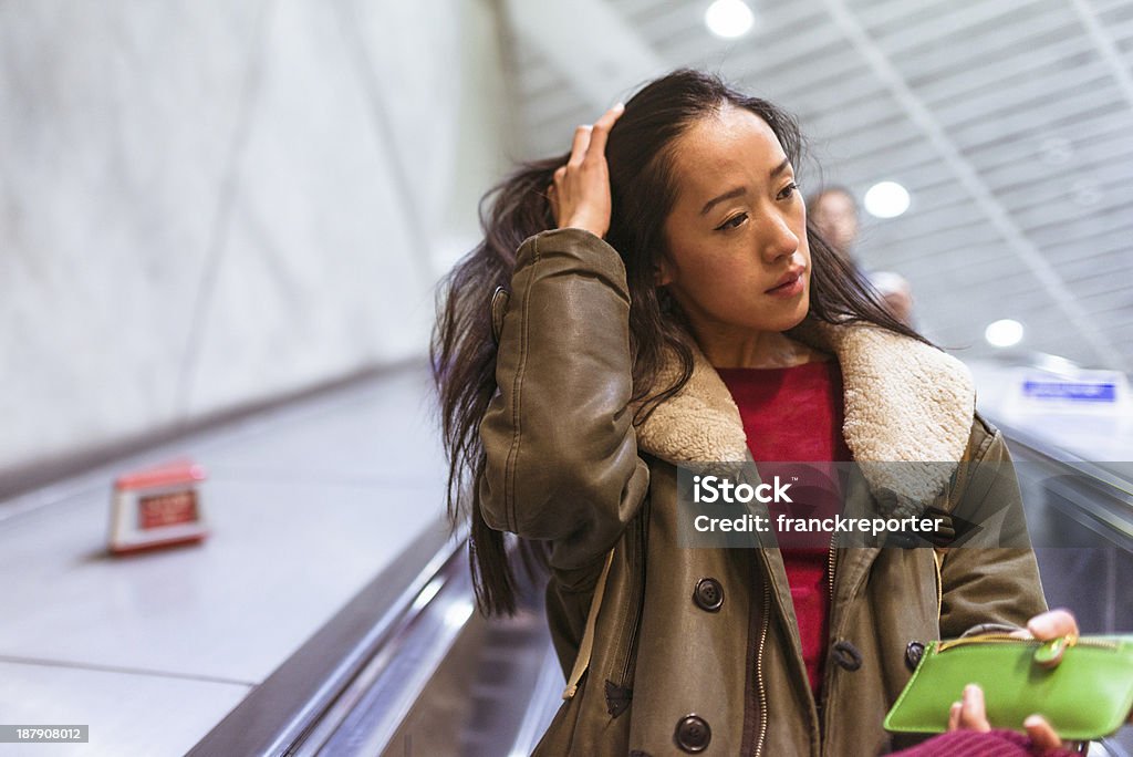 Chiński kobieta na schody ruchome - Zbiór zdjęć royalty-free (20-29 lat)