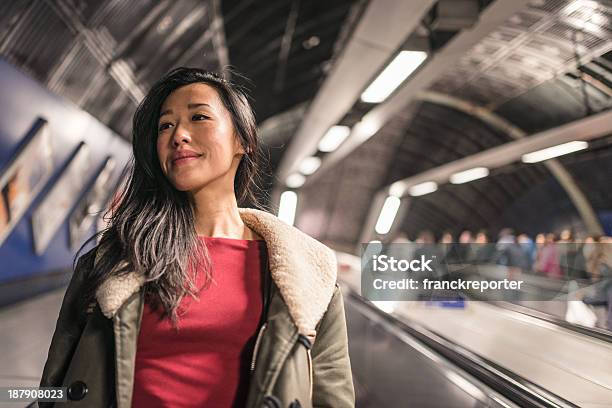 Foto de Mulher Chinesa Em Escadas Rolantes e mais fotos de stock de Metro de Londres - Metro de Londres, Asiático e indiano, Escada Rolante