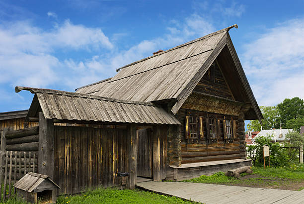 russian camponês casa do século xix - izba - fotografias e filmes do acervo