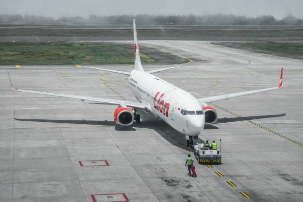 Pushback In Aircraft 20+ Pushback Tractor In The Airport Stock Photos, Pictures & Royalty ...