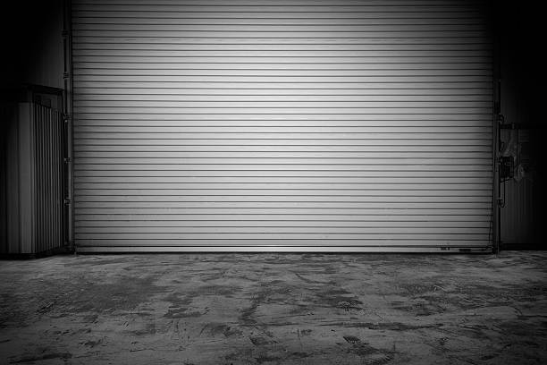 budynek z rolki drzwi z żaluzjami - abandoned factory warehouse dark zdjęcia i obrazy z banku zdjęć