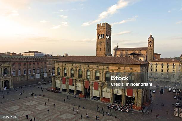 Foto de Vistas Panorâmicas Da Praça Principalbolonha Itália e mais fotos de stock de Ajardinado