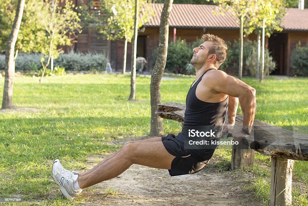 Hombre haciendo ejercicio en el parque. - Foto de stock de Actividad libre de derechos