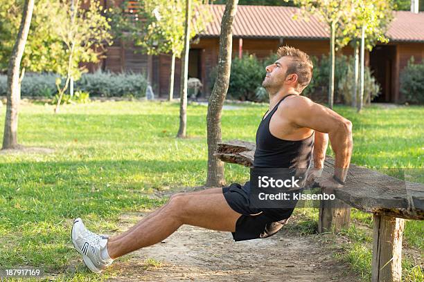 Hombre Haciendo Ejercicio En El Parque Foto de stock y más banco de imágenes de Actividad - Actividad, Adulto, Aire libre