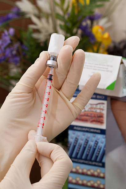 medicamento de la jeringa - surgical needle syringe prick injecting fotografías e imágenes de stock