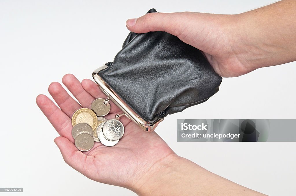 Mãos segurando na bolsa e algumas moedas - Foto de stock de Bolsa de mão royalty-free