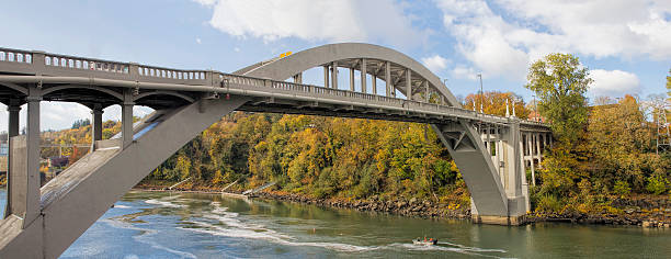 オレゴン街のアーチ橋ウィラメット川に秋 - west linn ストックフォトと画像