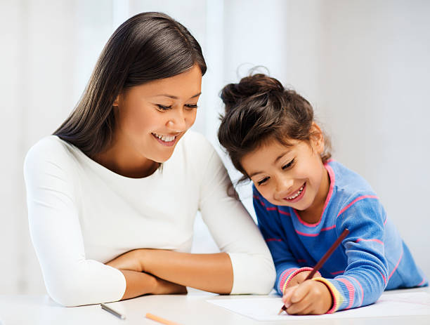 istock mother and daughter drawing 187923616
