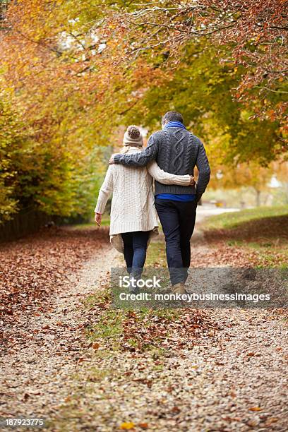 Foto de Vista Traseira De Um Casal Caminhando Ao Longo Do Caminho De Outono e mais fotos de stock de Exterior