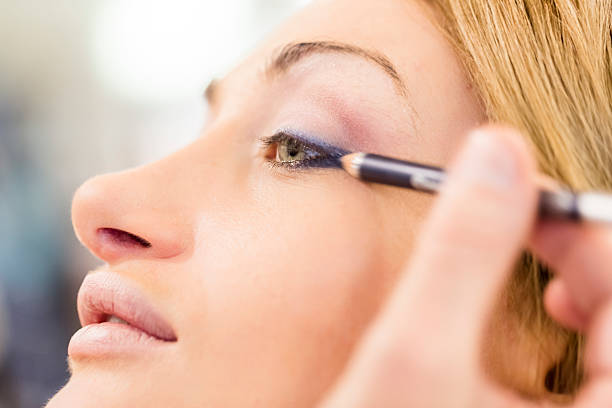 maquiagem - make up makeup artist make up brush applying - fotografias e filmes do acervo