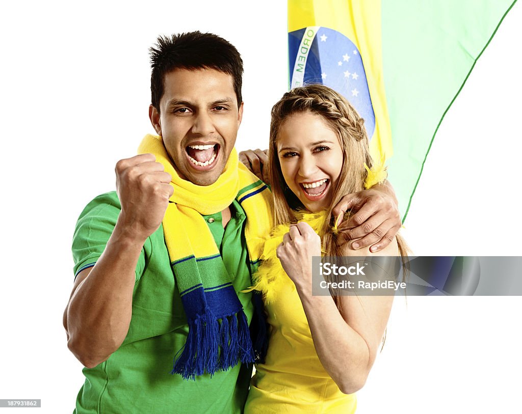 De fútbol brasileño pareja en colores Aliente a su equipo - Foto de stock de Coquetear libre de derechos