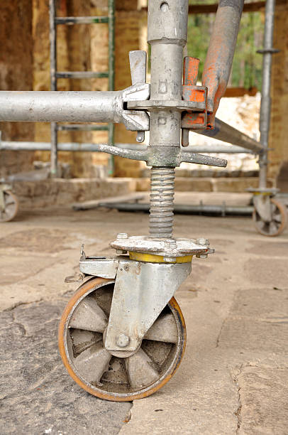 ruota su luogo di costruzione ponteggi - scaffolding wheel construction site metal foto e immagini stock