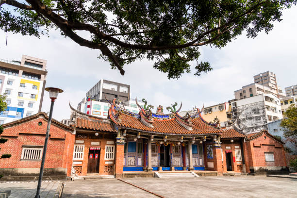 changliao family shrine in taichung, taiwan. - 11911 imagens e fotografias de stock