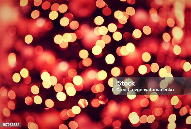 Vermelho Fundo De Luzes De Natal Ouro Com Bokeh - Fotografias de stock e mais imagens de Abstrato - Abstrato, Amarelo, Arte
