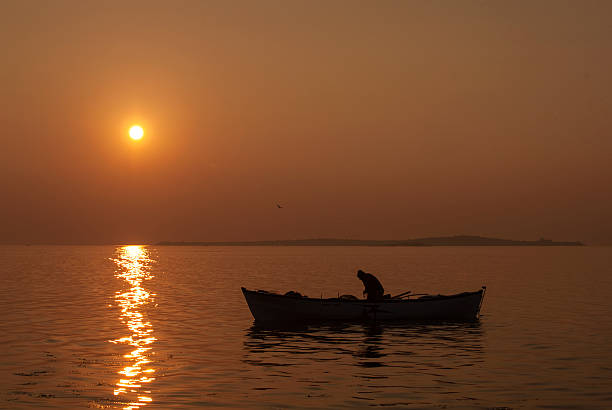 silhouette von einem boot und mann - barrie canoeing ontario canada stock-fotos und bilder