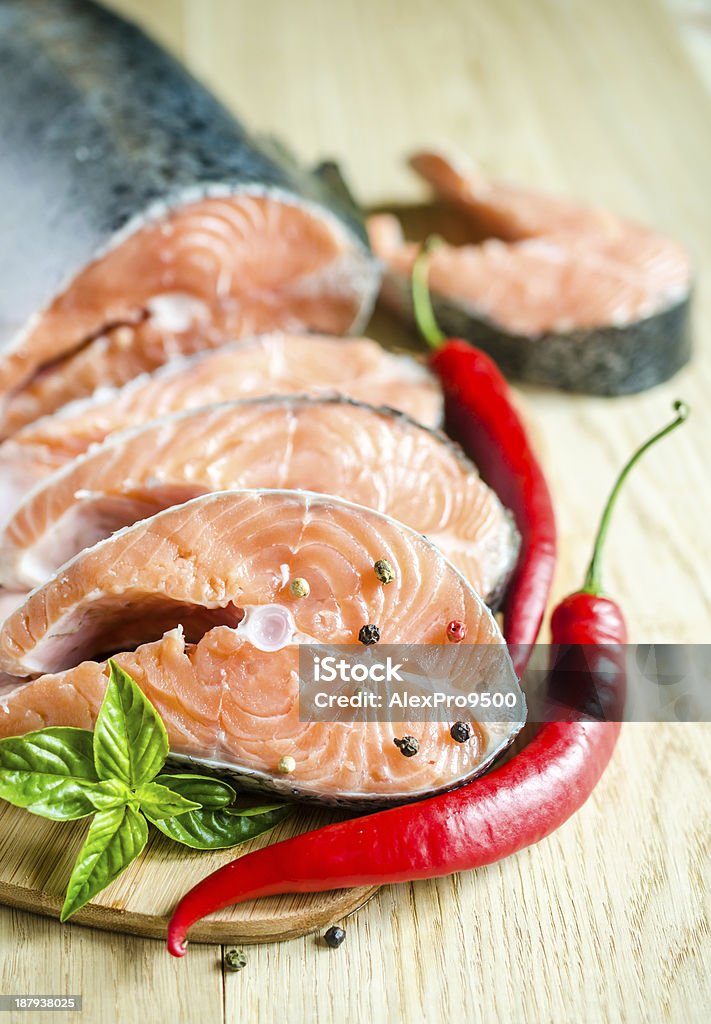 Bistecche di salmone fresco - Foto stock royalty-free di Acido