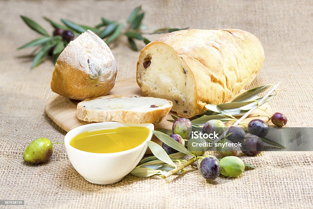 Pan con queso emmental con aceite de oliva. - Foto de stock de Aceite de oliva libre de derechos