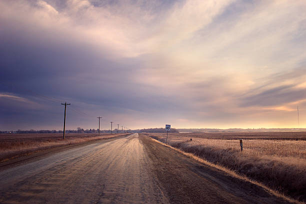 area rurale velocità - manitoba prairie landscape canada foto e immagini stock