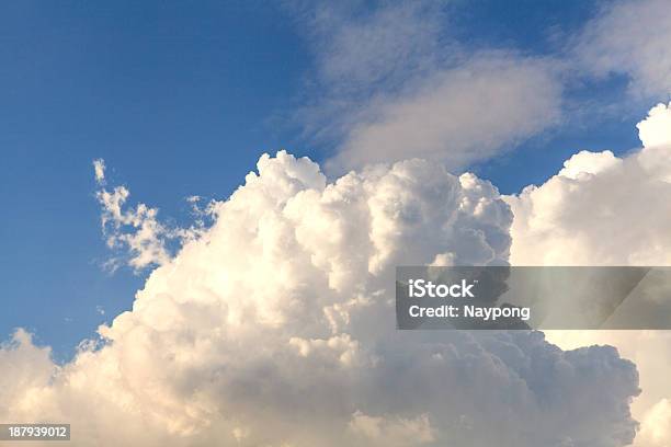 Cielo Blu - Fotografie stock e altre immagini di Ambientazione esterna - Ambientazione esterna, Blu, Clima