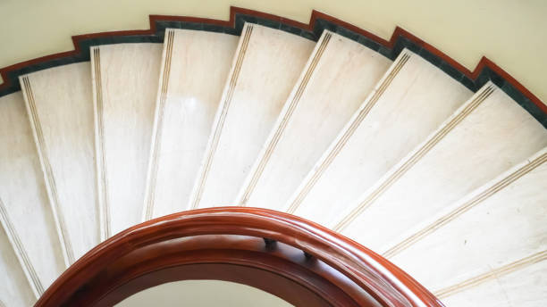 una scala circolare interna in marmo nell'hotel con corrimano in legno. scala di lusso in stile classico con ringhiera in un hotel. - concrete wall railing metal bannister foto e immagini stock