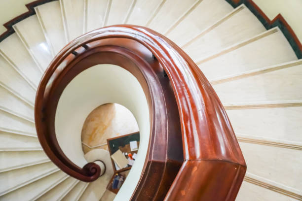 una scala circolare interna in marmo nell'hotel con corrimano in legno. scala di lusso in stile classico con ringhiera in un hotel. - concrete wall railing metal bannister foto e immagini stock