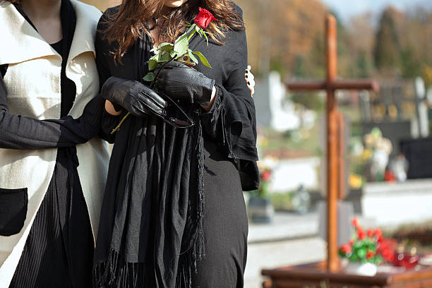 mãe e filha no cemitério - widow family funeral mourner - fotografias e filmes do acervo