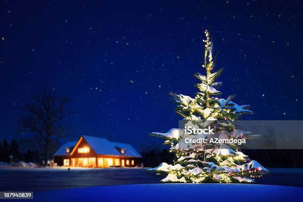Domu Na Święta - zdjęcia stockowe i więcej obrazów Zima - Zima, Dom - Budowla mieszkaniowa, Noc