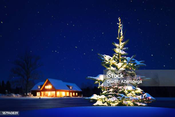 Foto de Casa No Natal e mais fotos de stock de Inverno - Inverno, Casa, Cena de tranquilidade