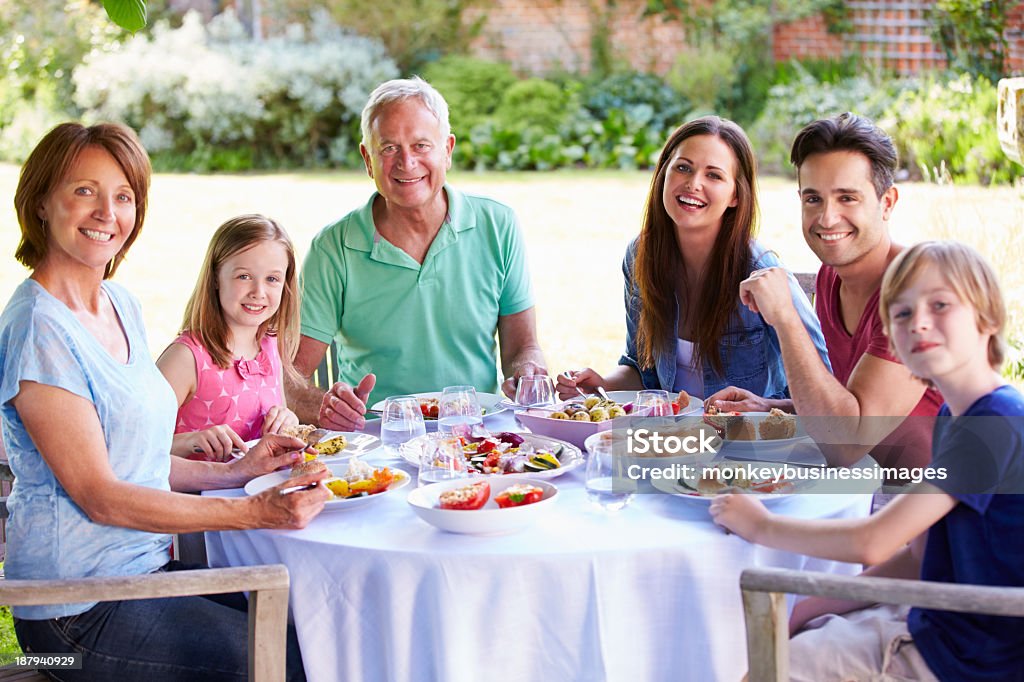 Multi generación familiar disfrutar de comida al aire libre - Foto de stock de 10-11 años libre de derechos