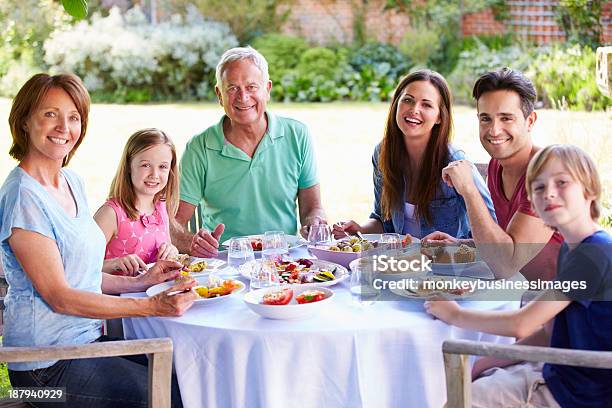 Generazione Della Famiglia Multi Godendo Il Pasto Allaperto Insieme - Fotografie stock e altre immagini di 10-11 anni