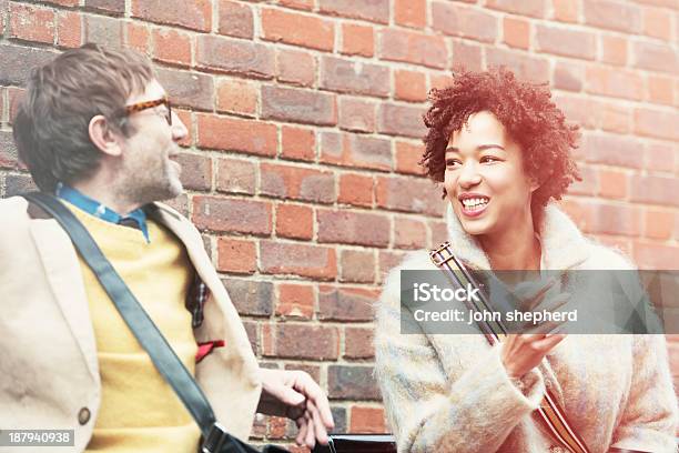 Zwei Freunden Stockfoto und mehr Bilder von Blendenfleck - Blendenfleck, Entspannung, Erwachsene Person