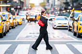 sch%C3%B6ne-weibliche-modisch-gekleidete-gesch%C3%A4ftsfrau-auf-der-stra%C3%9Fe-von-new-york-gesehen.jpg?b=1&s=170x170&k=20&c=XT-BV-jJW0MzX51D0GYDyZjLIGCkQBGdo5mLYFORDBc=
