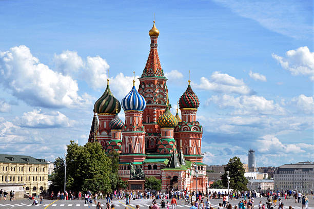 moskau – roter platz und st.basil kathedrale - basilius kathedrale stock-fotos und bilder