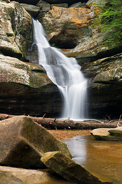 istock Cedar Falls in the Hocking Hills 187946104