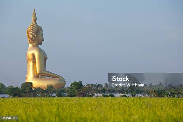 Gran Buda Estatua Foto de stock y más banco de imágenes de Aire libre - Aire libre, Amarillo - Color, Amor - Sentimiento